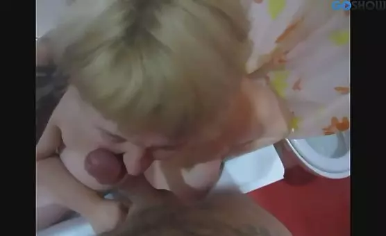 BBW MILF Gives Oral Delights in Bathtub
